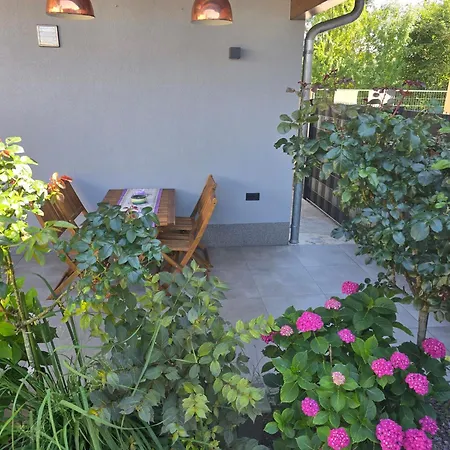 Stilvolles Mit Terrasse Garten Und Whirlpool
